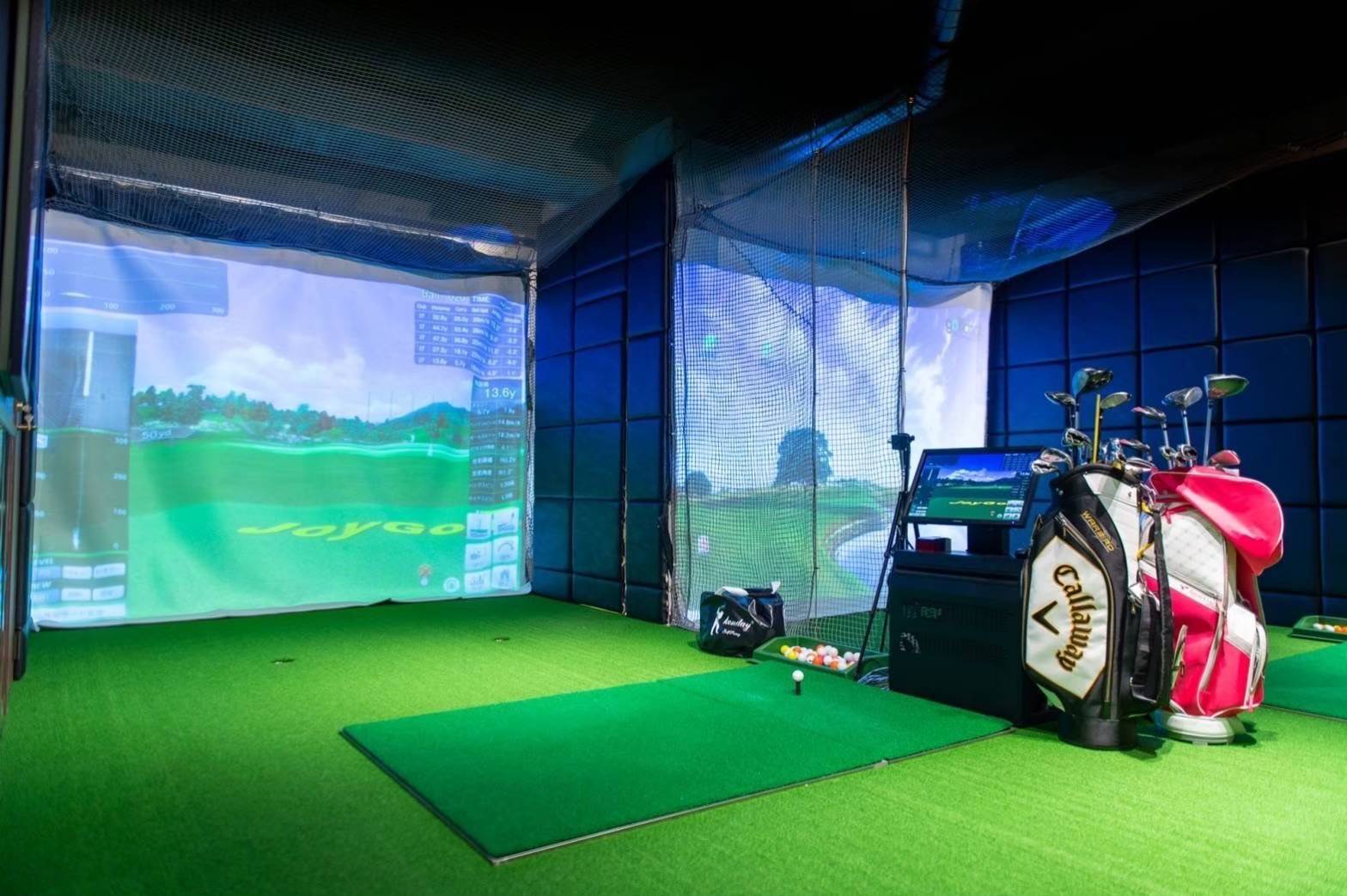 104GA GOLF&BAR Lounge の店内。ゴルフシミュレーターの打席。